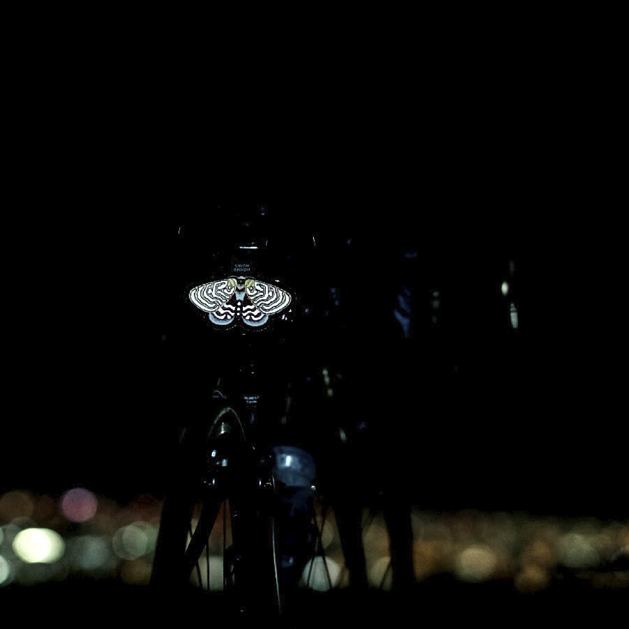 虹色に光るリフレクター「mothmoth」2号