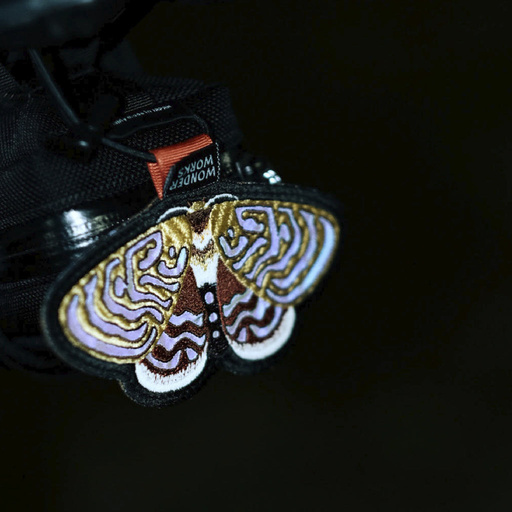 虹色に光るリフレクター「mothmoth」2号
