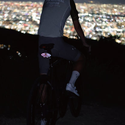 虹色に光るリフレクター「mothmoth」