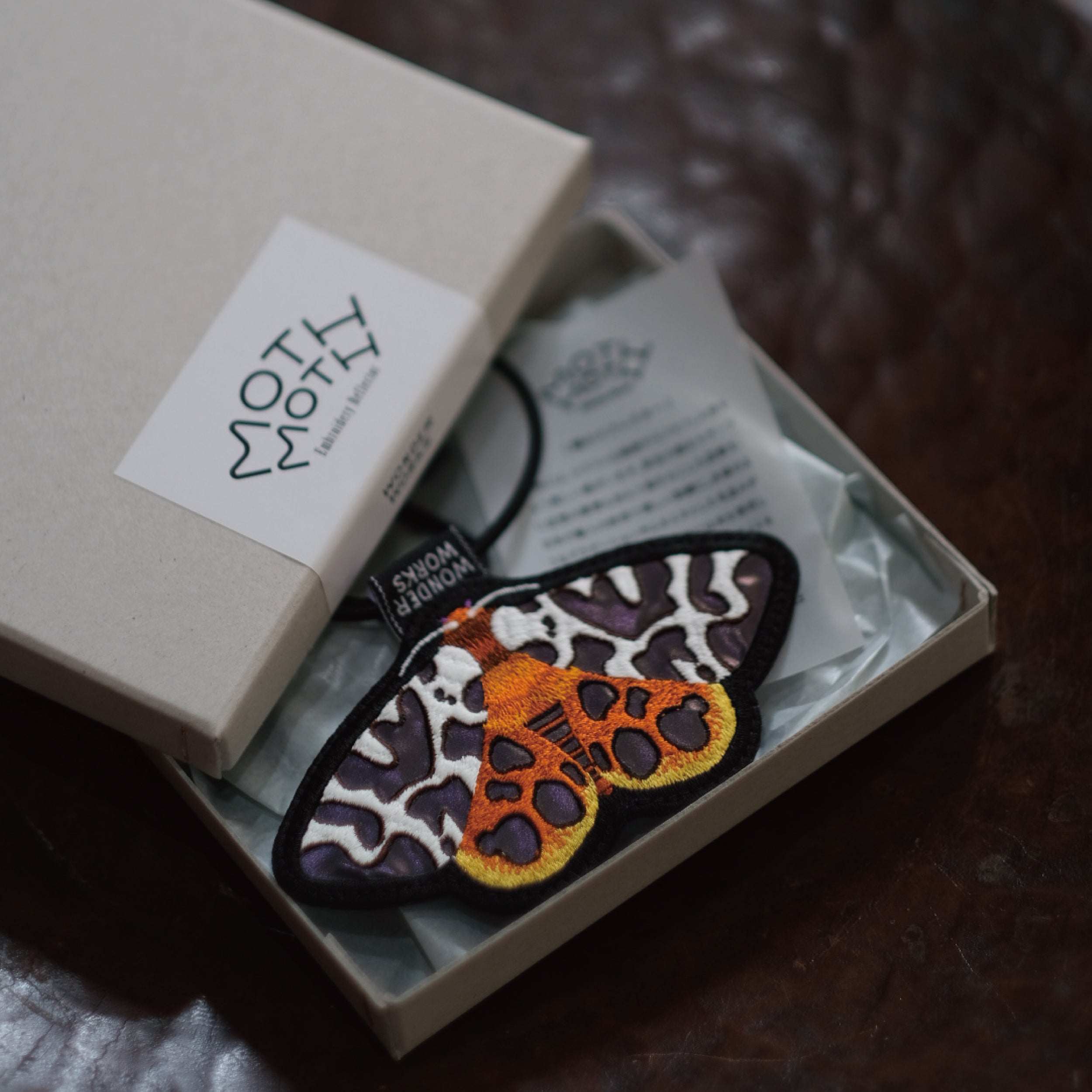 虹色に光るリフレクター「mothmoth」1号