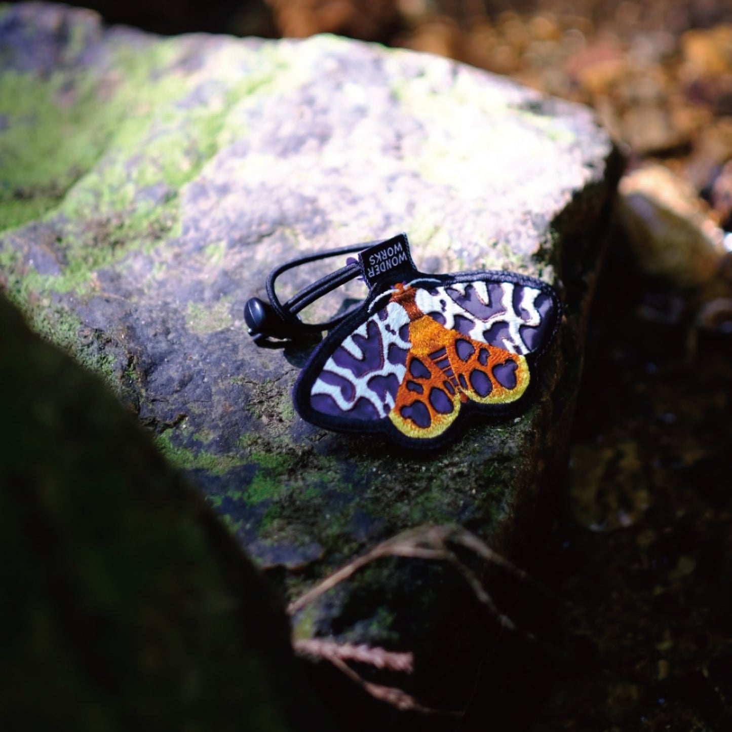 虹色に光るリフレクター「mothmoth」